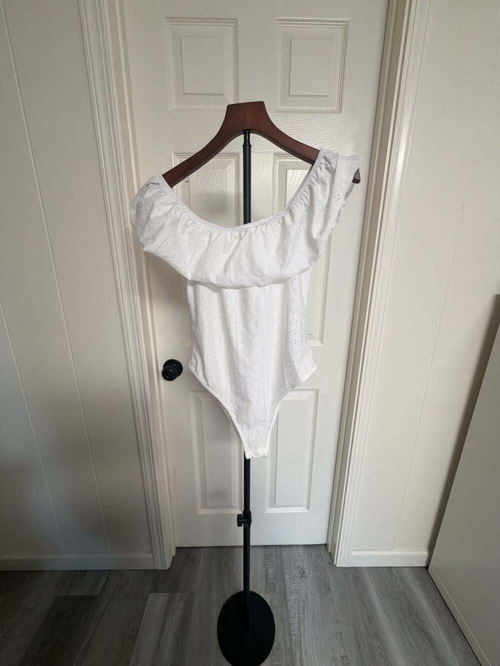 Make Me Chic Off The Shoulder Bodysuit Size L White Eyelet Ruffle /132